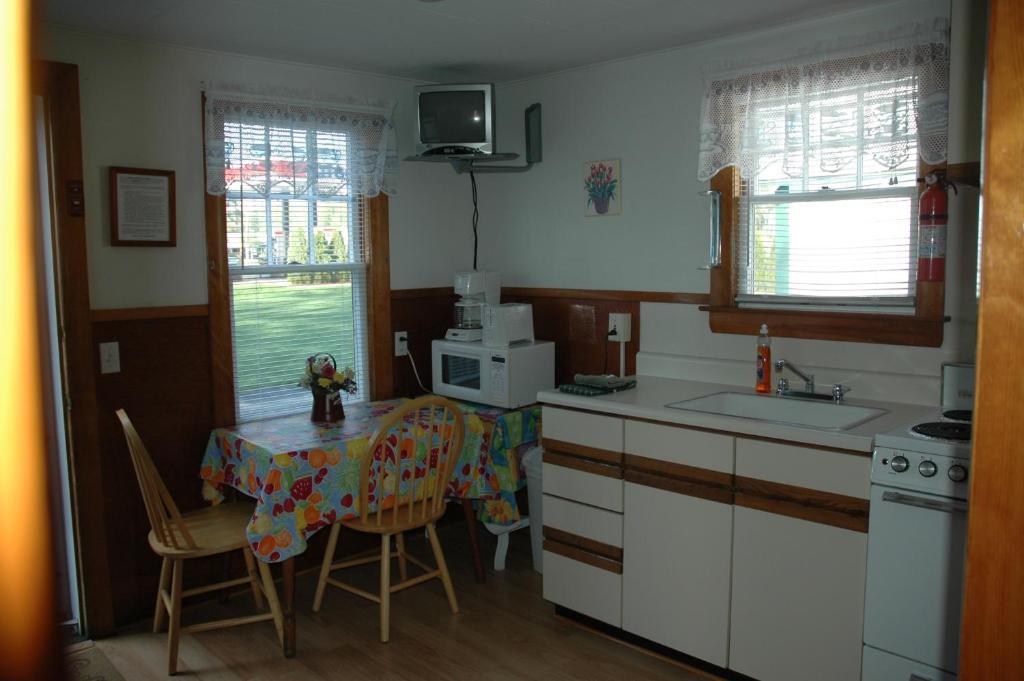 Channel Waterfront Cottages Weirs Beach Szoba fotó