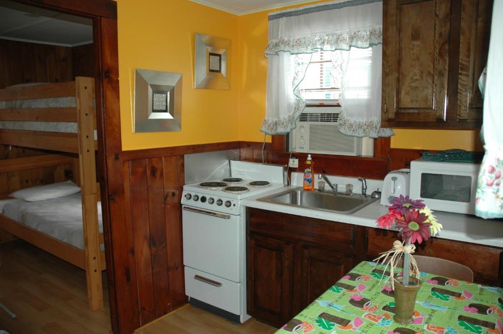 Channel Waterfront Cottages Weirs Beach Szoba fotó
