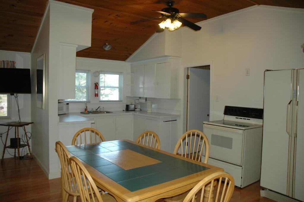 Channel Waterfront Cottages Weirs Beach Szoba fotó