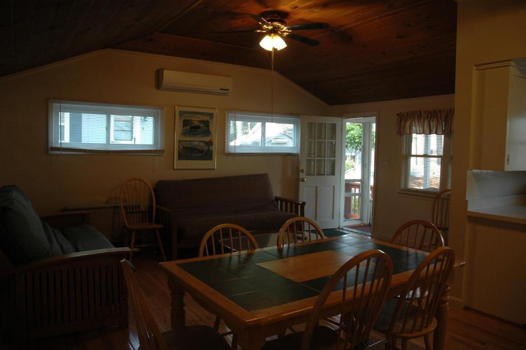 Channel Waterfront Cottages Weirs Beach Szoba fotó